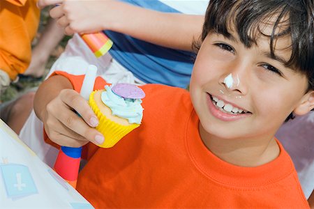 simsearch:625-01748850,k - Portrait of a boy holding a cupcake and smiling Foto de stock - Sin royalties Premium, Código: 625-01749029