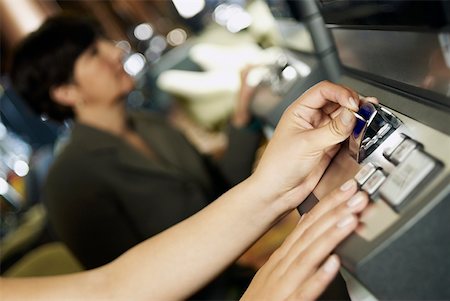 simsearch:625-00903573,k - Close-up of a person playing slot machine at a casino Foto de stock - Sin royalties Premium, Código: 625-01749154