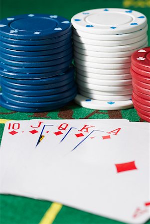 Nahaufnahme der Diamanten mit Stapeln von Chips an einem Spieltisch spielen poker Stockbilder - Premium RF Lizenzfrei, Bildnummer: 625-01749159