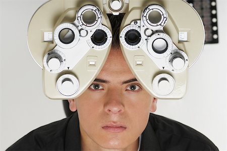 phorometer - Porträt eines jungen Mannes mit Anblick-test Stockbilder - Premium RF Lizenzfrei, Bildnummer: 625-01749191