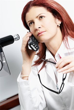phorometer - Nahaufnahme einer weiblichen ärztlichen Gespräch auf ein schnurloses Telefon Stockbilder - Premium RF Lizenzfrei, Bildnummer: 625-01749219