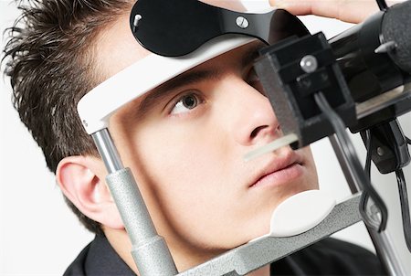 simsearch:625-02267926,k - Young man having an eye test Foto de stock - Sin royalties Premium, Código: 625-01749244