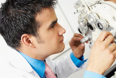 Close-up of a doctor looking through a phoropter Foto de stock - Sin royalties Premium, Código: 625-01749241