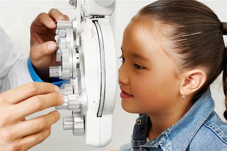 Doctor examining a girl's eye Foto de stock - Sin royalties Premium, Código: 625-01749243