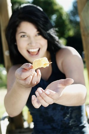 Portrait d'une jeune femme offrant un bonbon de glace Photographie de stock - Premium Libres de Droits, Code: 625-01749403