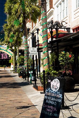 Palmiers devant un immeuble Orlando, Florida, USA Photographie de stock - Premium Libres de Droits, Code: 625-01749617