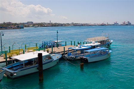 simsearch:625-01749997,k - High angle view of boats moored at a pier, Nassau, Bahamas Foto de stock - Royalty Free Premium, Número: 625-01749989