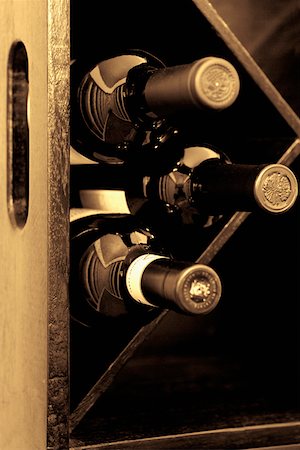 Wine bottles in a wine rack Foto de stock - Sin royalties Premium, Código: 625-01743619