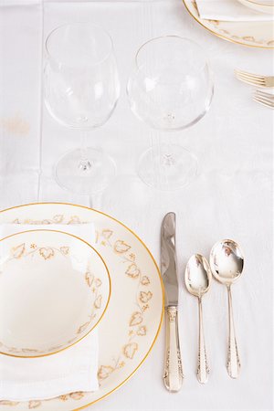 simsearch:630-02220328,k - Wine glasses with plates and cutleries on a dining table Fotografie stock - Premium Royalty-Free, Codice: 625-01743671