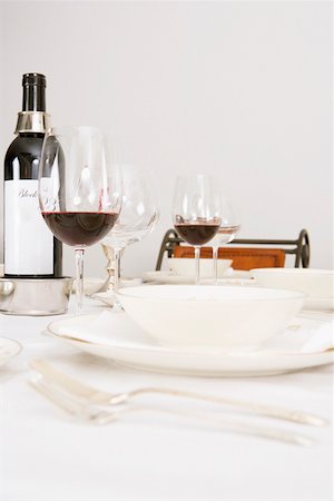 simsearch:695-05771718,k - Weinflaschen und Weingläser mit Geschirr auf einem Esstisch Stockbilder - Premium RF Lizenzfrei, Bildnummer: 625-01743694