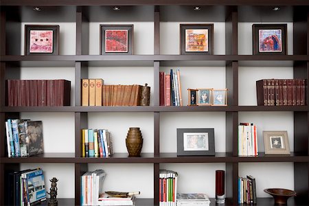 Books and picture frames in shelves Foto de stock - Royalty Free Premium, Número: 625-01743721