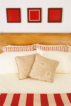 simsearch:625-01743860,k - Cushions and pillows on the bed Foto de stock - Sin royalties Premium, Código: 625-01743897