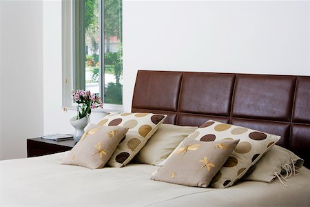 simsearch:625-01743860,k - Cushions and pillows on the bed Foto de stock - Sin royalties Premium, Código: 625-01743890