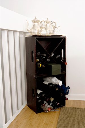 Silver teapots on a wine rack Foto de stock - Sin royalties Premium, Código: 625-01743892