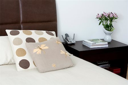 simsearch:625-01743860,k - Bed and a side table in a bedroom Foto de stock - Sin royalties Premium, Código: 625-01743906