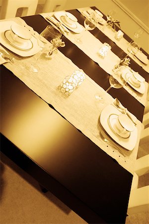 simsearch:630-02220328,k - High angle view of place setting on a dining table Fotografie stock - Premium Royalty-Free, Codice: 625-01743949