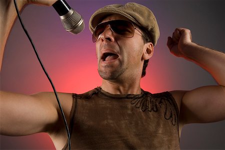 Close-up of a male singer singing Foto de stock - Sin royalties Premium, Código: 625-01743985