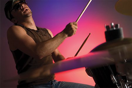 drummer (male) - Side profile of a male drummer playing drums Foto de stock - Sin royalties Premium, Código: 625-01743995