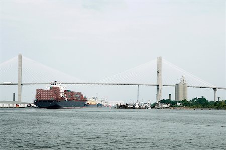 simsearch:862-08091523,k - Containerschiff in einem Fluss mit einer Hängebrücke in den Hintergrund, Talmadge Brücke, Savannah River, Savannah, Georgia Stockbilder - Premium RF Lizenzfrei, Bildnummer: 625-01750400