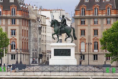 paris streetlight - Statue d'Henri IV, en face des bâtiments, Paris, France Photographie de stock - Premium Libres de Droits, Code: 625-01750567
