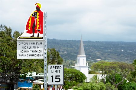 Panneau de limite de vitesse avec une église dans le fond, l'église de Mokuaikaua, Kailua-Kona, Kona, archipel de Big Island, Hawaii, Photographie de stock - Premium Libres de Droits, Code: 625-01750900