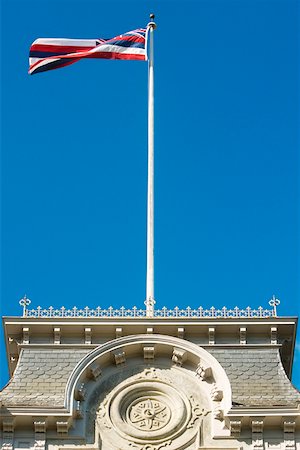 simsearch:625-01751007,k - Low angle view of a US State Flag on a government building, State Capitol Building, Iolani Palace, Honolulu, Oahu, Hawaii Islands, Foto de stock - Sin royalties Premium, Código: 625-01751010