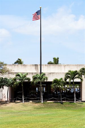 simsearch:625-01751232,k - American flag fluttering in front of a building, Pearl Harbor, Honolulu, Oahu, Hawaii Islands, USA Foto de stock - Sin royalties Premium, Código: 625-01751056