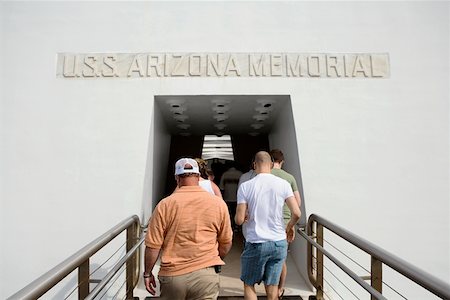 Groupe de personnes entrant dans un mémorial construction, Pearl Harbor, Honolulu, îles d'Oahu, Hawaii, USA Photographie de stock - Premium Libres de Droits, Code: 625-01751053