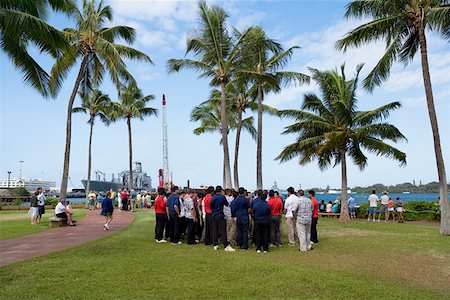 simsearch:625-01751232,k - Group of people standing in a park, Pearl Harbor, Honolulu, Oahu, Hawaii Islands, USA Foto de stock - Sin royalties Premium, Código: 625-01751111