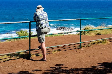 simsearch:625-01751155,k - Rückansicht eines Mannes, der an einem Geländer gelehnt, auf den Inseln Strand, Hookipa Beach, Maui, Hawaii, USA Stockbilder - Premium RF Lizenzfrei, Bildnummer: 625-01751182