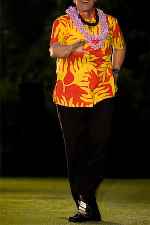 person in hawaiian shirt - Hula homme dansant dans une pelouse, Waikiki Beach, Honolulu, îles d'Oahu, Hawaii, USA Photographie de stock - Premium Libres de Droits, Code: 625-01751261
