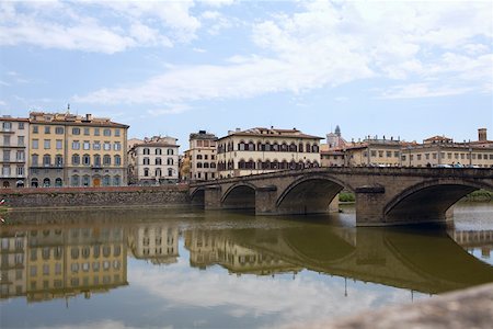 simsearch:625-01750774,k - Réflexion d'un pont en arc dans l'eau, Ponte Santa Trinita pont fleuve Arno, Florence, Italie Photographie de stock - Premium Libres de Droits, Code: 625-01751333