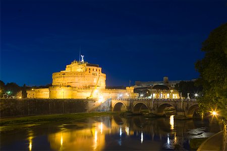 fiume tevere - Bridge across a river, Ponte Sant Angelo, Hadrian's Tomb, Tiber River, Rome, Italy Fotografie stock - Premium Royalty-Free, Codice: 625-01751379