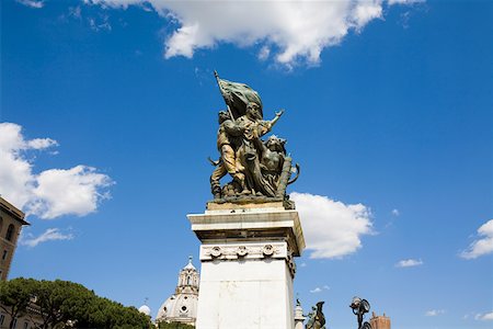 simsearch:625-01750774,k - Vue d'angle faible des statues sur le piédestal, Rome, Italie Photographie de stock - Premium Libres de Droits, Code: 625-01751370
