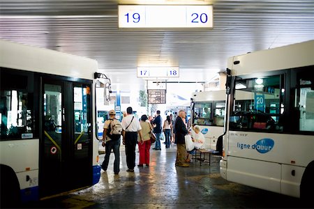 Voyageurs dans une gare routière, Nice, France Photographie de stock - Premium Libres de Droits, Code: 625-01751464
