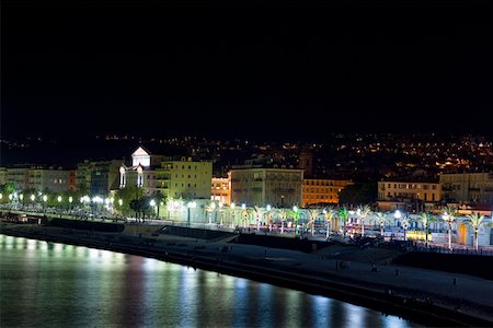 promenade des anglais - Reflection of street lights in water, Promenade des Anglais, Nice, France Foto de stock - Royalty Free Premium, Número: 625-01751498