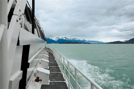 estela - Yacht in a lake with mountains in the background, Lake Argentino, Patagonia, Argentina Foto de stock - Sin royalties Premium, Código: 625-01751744