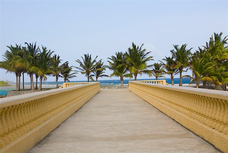 roatan - Bridge leading towards the beach, Dixon Cove, Roatan, Bay Islands, Honduras Foto de stock - Royalty Free Premium, Número: 625-01751914