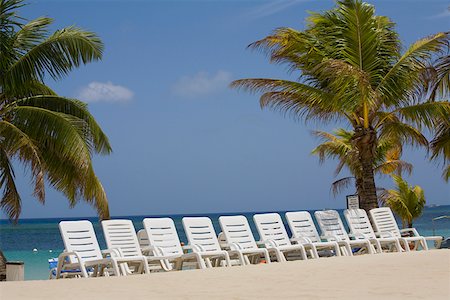 Chaises longues sur la plage, îles de la baie de Roatan, Honduras Photographie de stock - Premium Libres de Droits, Code: 625-01751915