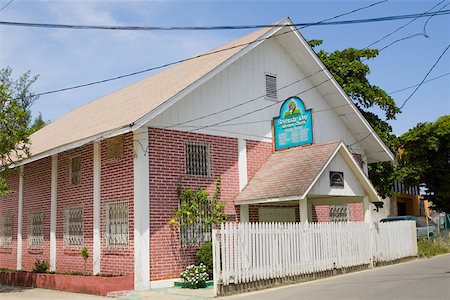 roatan - Church at the roadside, Seventh- day Adventist, French Harbour, Roatan, Bay Islands, Honduras Foto de stock - Royalty Free Premium, Número: 625-01751910