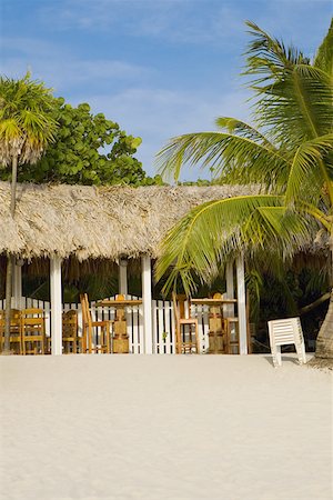 roatan - Thatched roof restaurant on the beach, West Bay Beach, Roatan, Bay Islands, Honduras Foto de stock - Royalty Free Premium, Número: 625-01751928