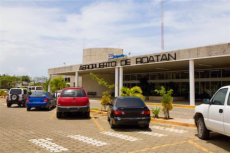 roatan - Les voitures garées devant l'entrée de l'aéroport, Roatan, Bay Islands, Honduras Photographie de stock - Premium Libres de Droits, Code: 625-01751921