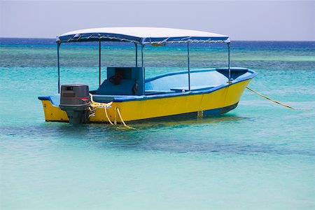 simsearch:625-01747341,k - Tourboat in the sea, West Bay Beach, Roatan, Bay Islands, Honduras Foto de stock - Sin royalties Premium, Código: 625-01751922