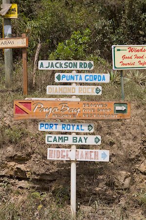 roatan - Information boards on a pole, Roatan, Bay Islands, Honduras Foto de stock - Royalty Free Premium, Número: 625-01751935