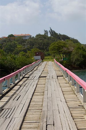 Bridge over the sea, Dixon Cove, Roatan, Bay Islands, Honduras Stock Photo - Premium Royalty-Free, Code: 625-01751948
