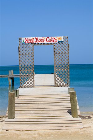 roatan - Pier in the sea, West End, Roatan Bay Islands, Honduras Foto de stock - Royalty Free Premium, Número: 625-01751956