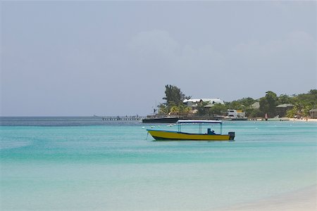 roatan - Boat in the sea, West Bay Beach, Roatan, Bay Islands, Honduras Foto de stock - Royalty Free Premium, Número: 625-01751978