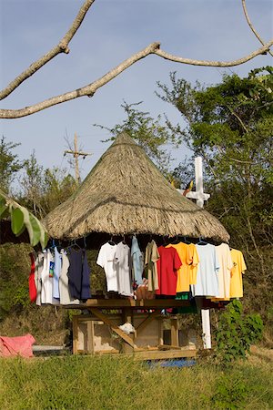 roatan - T-shirts hanging on a stall, Jonesville, Roatan, Bay Islands, Honduras Foto de stock - Royalty Free Premium, Número: 625-01751986