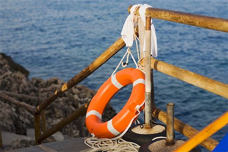 Ceinture de vie près d'une clôture en bois, Capri, Campanie, Italie Photographie de stock - Premium Libres de Droits, Code: 625-01752014