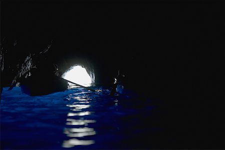 Boat under a rock formation, Faraglioni Rocks, Capri, Campania Italy Foto de stock - Sin royalties Premium, Código: 625-01752073